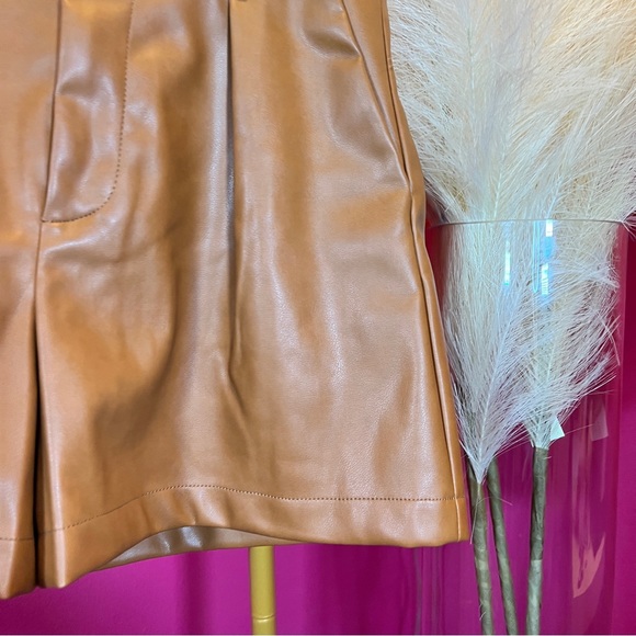 7 For All Mankind Faux Leather Tailored Short sz Small - Picture 3 of 7